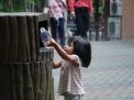 Anak-anak Masih Sulit Membuang Sampah Pada Tempatnya? Coba Ummi lakukan 5 Tips Berikut