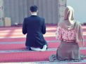 Bagaimana Hukum Shalat Berdua Dengan Non Mahram