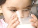 Tips Merayu Balita Agar Minum dari Gelas