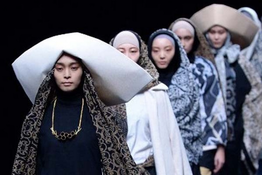 Mengikuti Mode Fashion Wanita, Apakah Haram Secara Hukum Fiqih?