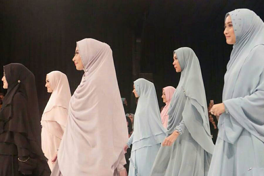 Berhenti Berlebihan dalam Berpakaian, Malu dengan Kebiasaan Istri Rasulullah
