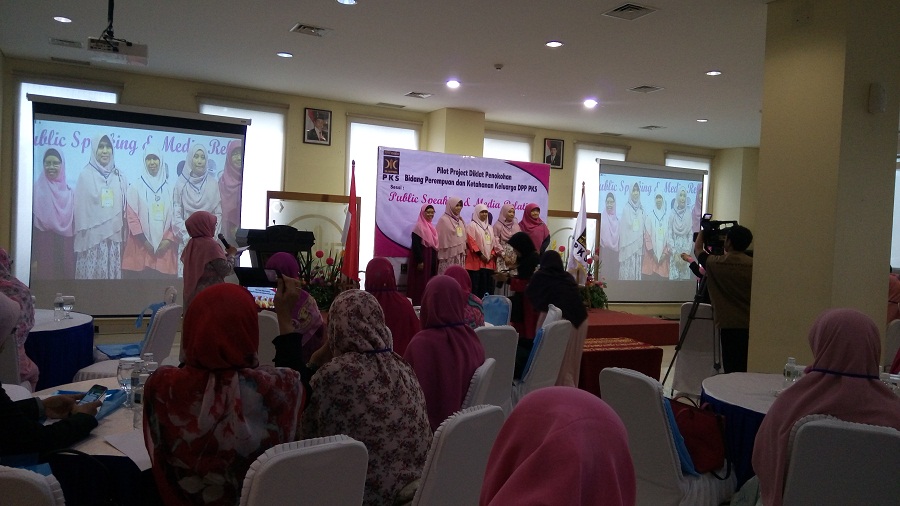 Diklat Penokohan Perempuan Public Speaking dan Media Relations
