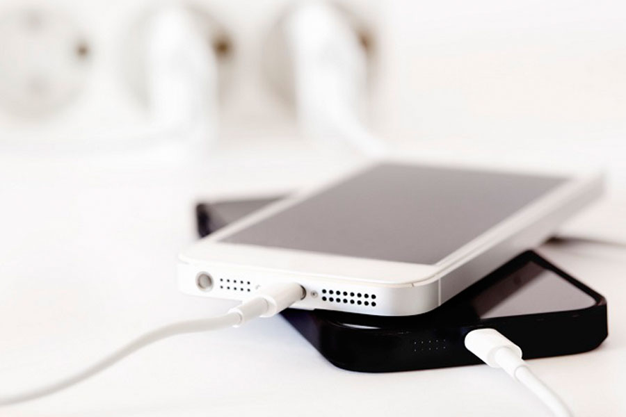 Jangan Sepelekan Charger HP yang Masih Tercolok padahal Tak Digunakan