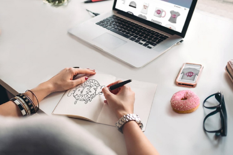Ketika Istri Sibuk Berbisnis Online di Rumah