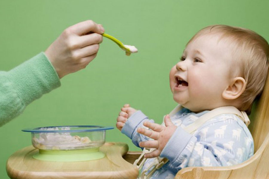 Tips yang Harus Diperhatikan saat Memperkenalkan MPASI kepada Bayi